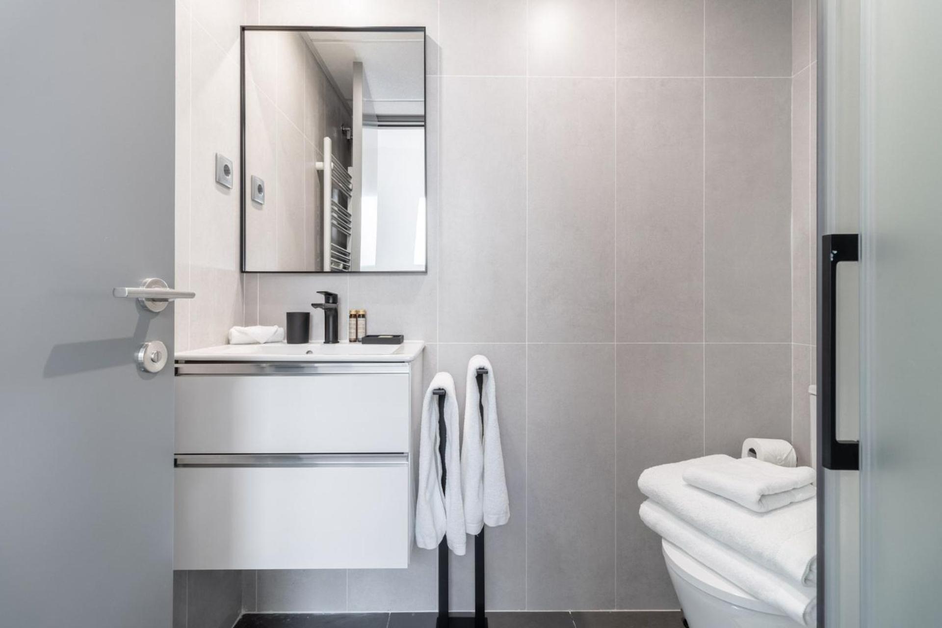 Escape In Trendy Triplex With Terrace In The Heart Of Toledo Atico Ii * Madrid